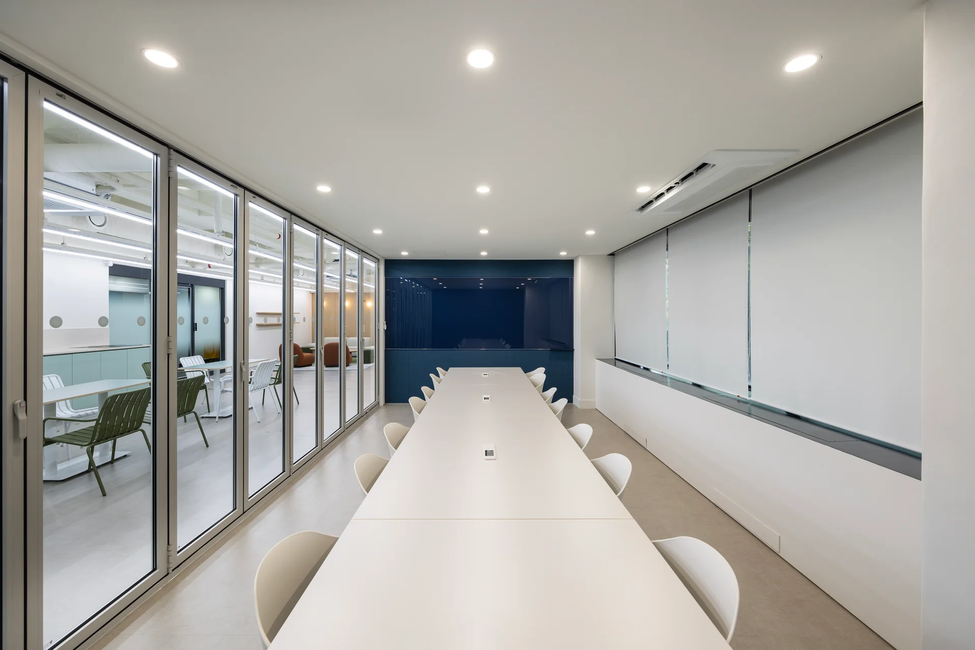 팝콘사 회사 회의실 네이비 컬러 인테리어