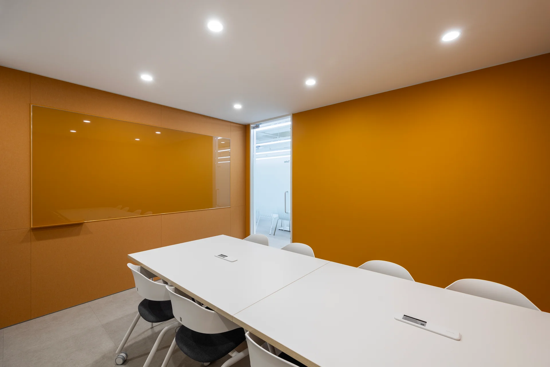 팝콘사 회사 회의실 오렌지 컬러 인테리어