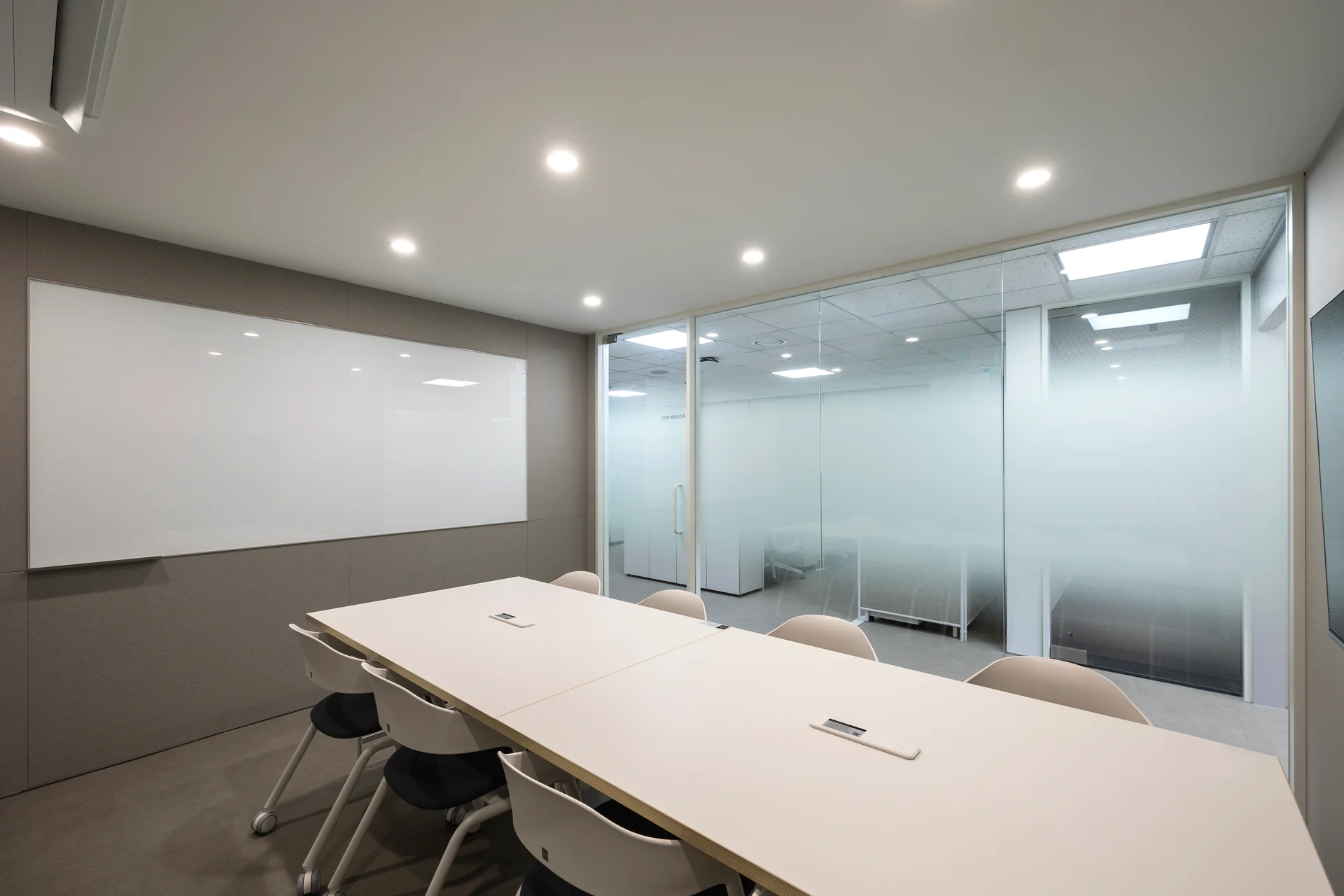 팝콘사 회사 회의실 회색 컬러 인테리어