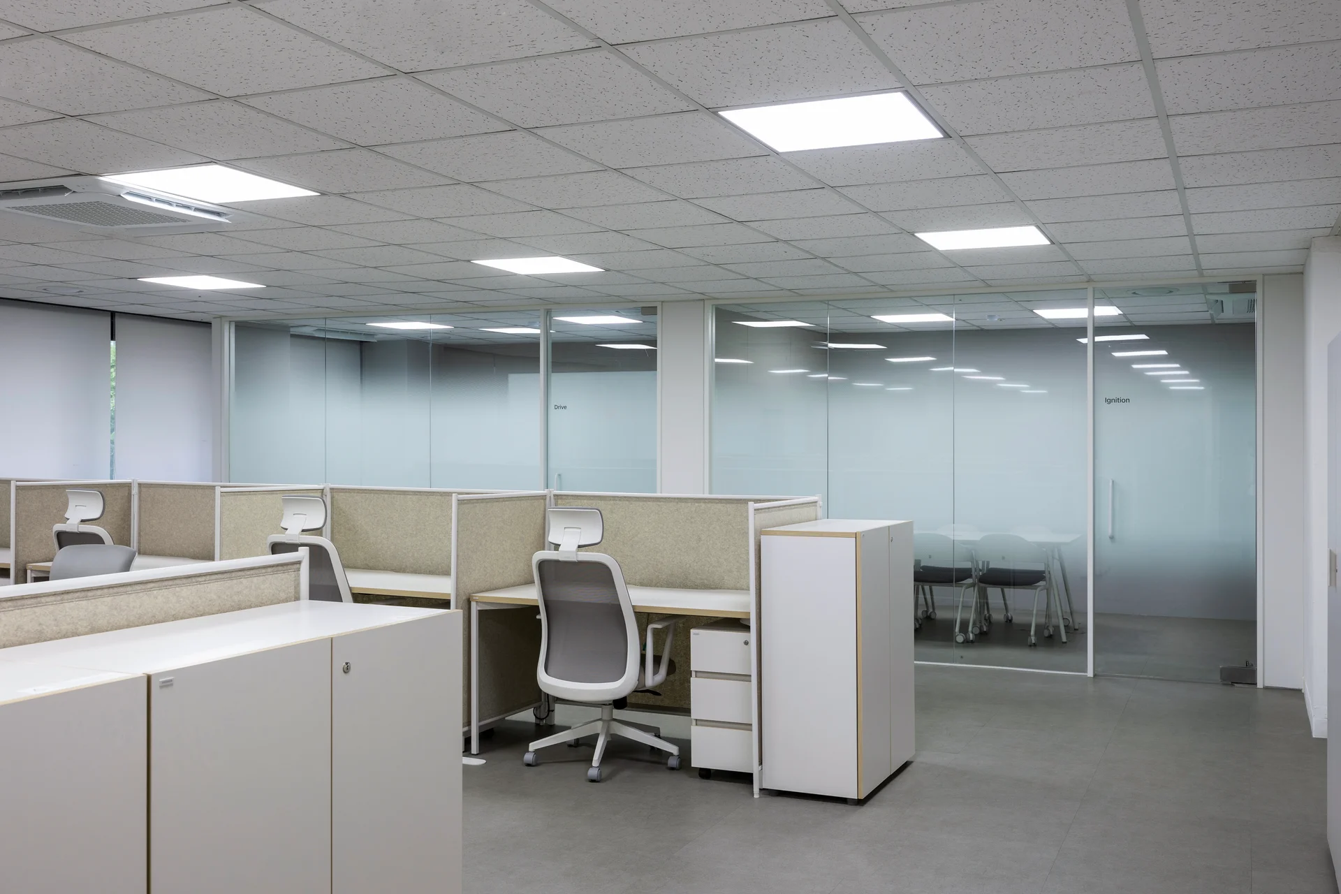 팝콘사 회사 사무실 책상 배열 인테리어