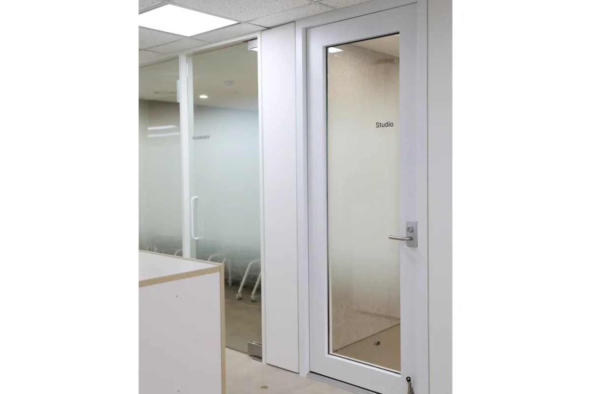 팝콘사 회사 사무실 방송실 방음문 인테리어