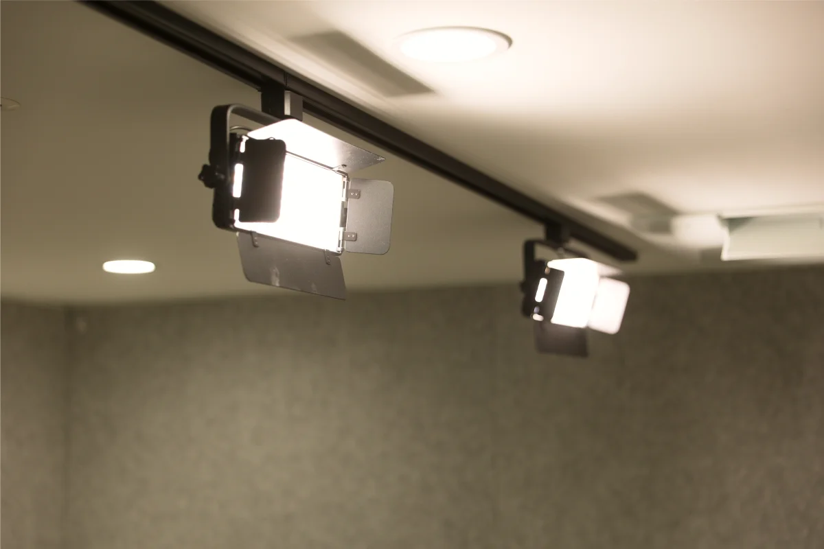 팝콘사 회사 사무실 방송실 레일 조명 인테리어