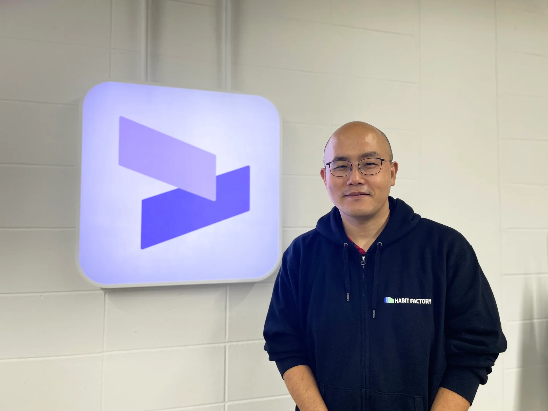 해빗팩토리 로고 옆에서 미소짓고 있는 시그널플래너 마케팅 영업총괄 전진혁 전무