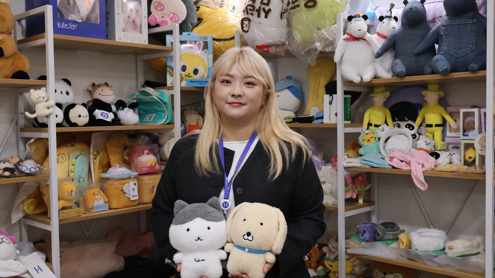 헤이프 생산 인형을 안고 있는 이가현 팀장