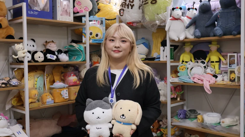 헤이프 생산 인형을 안고 있는 이가현 팀장