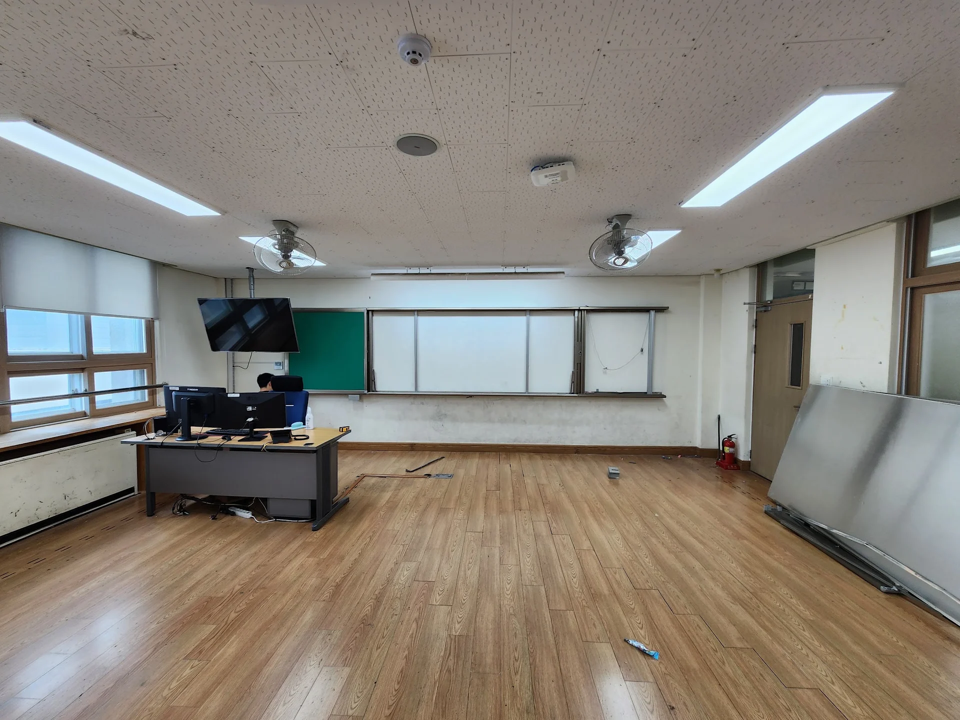 기존의 칠판 공간은 문제해결을 위한 판서공간으로 크기가 제한적이다.