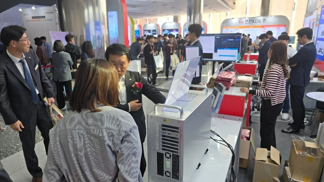 박재영 전 KDN 사장에게 딥가젯 서버의 효율성을 설명하고 있는 모습