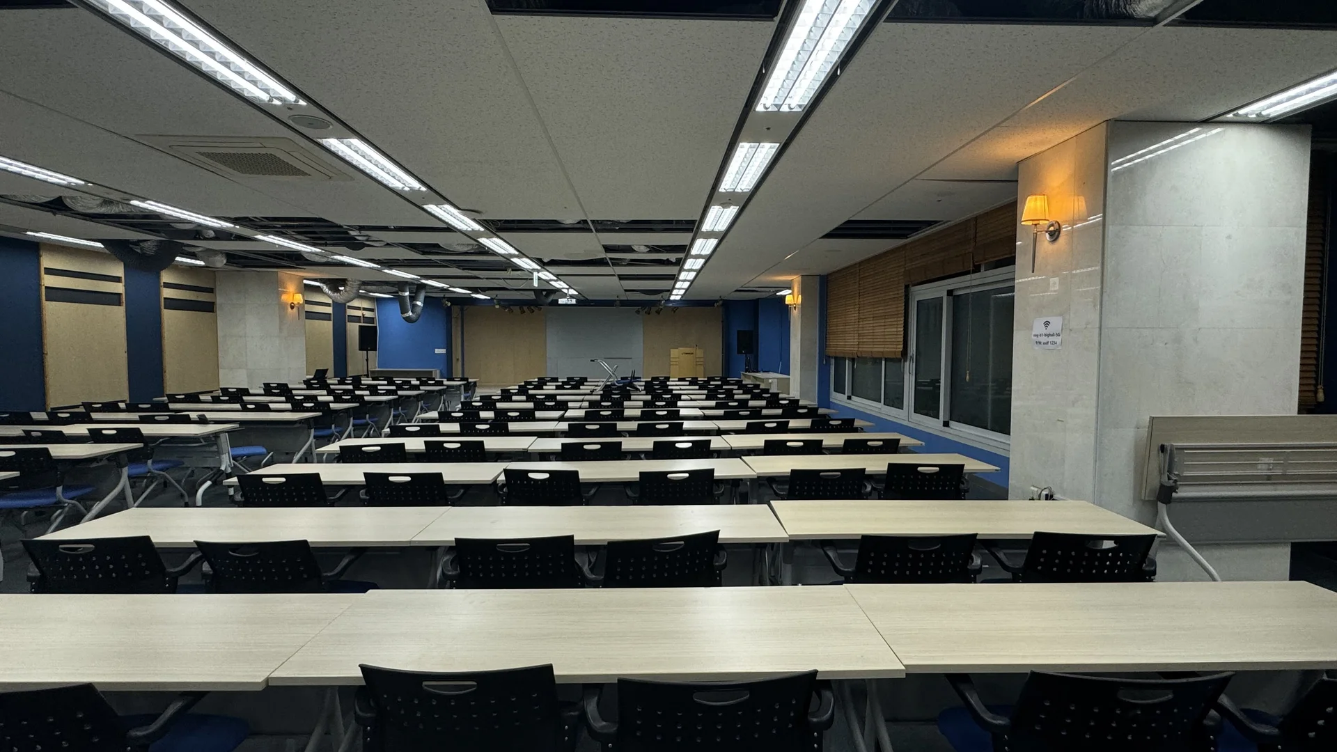 공사 전 대강당