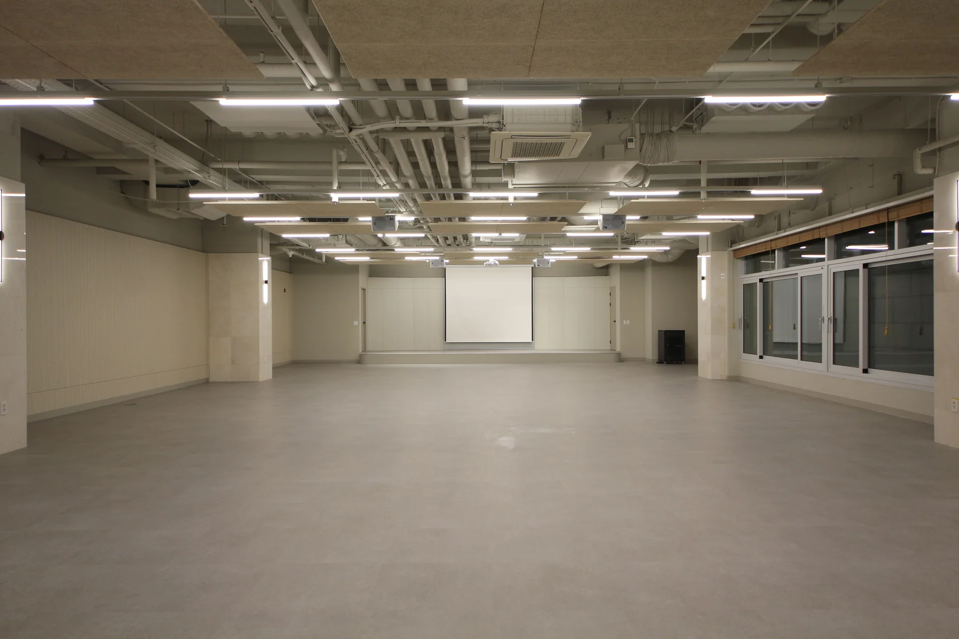 흡음재를 활용해 오피스B 인테리어하기로 완전히 바뀐 대강당