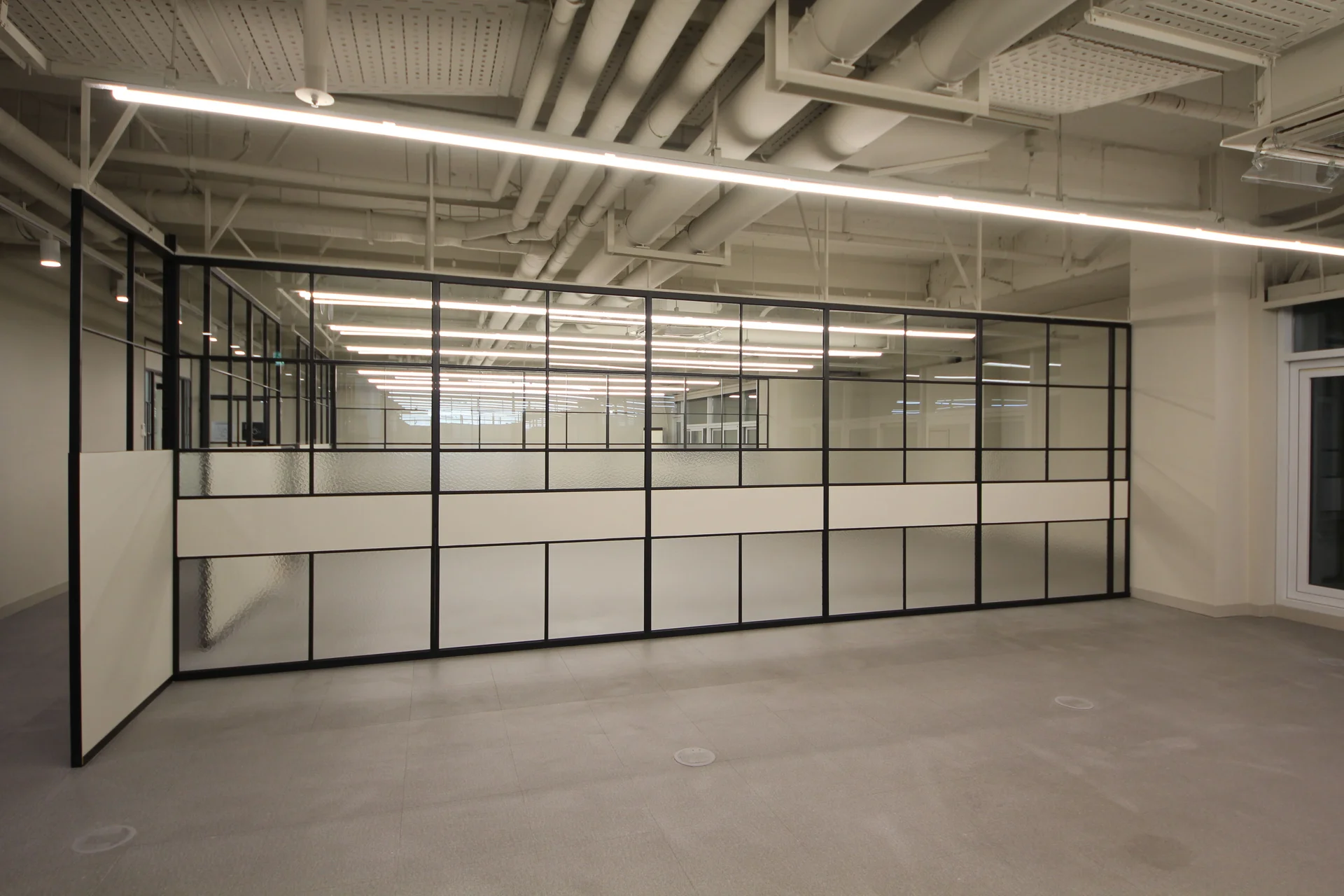 노출 천장과 유리벽