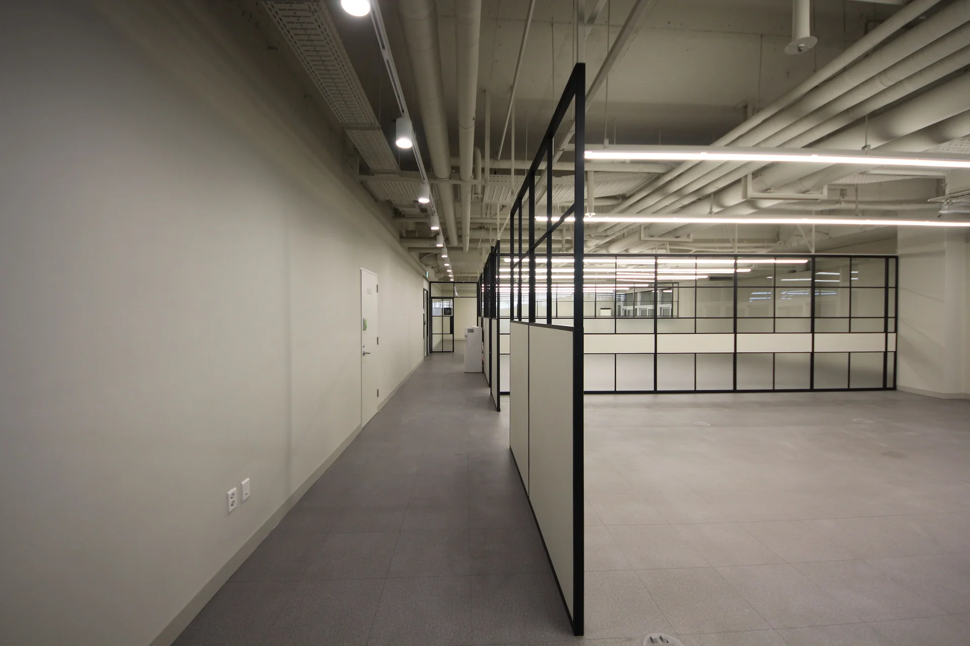 조명 타입 통일한 중소기업 사무실