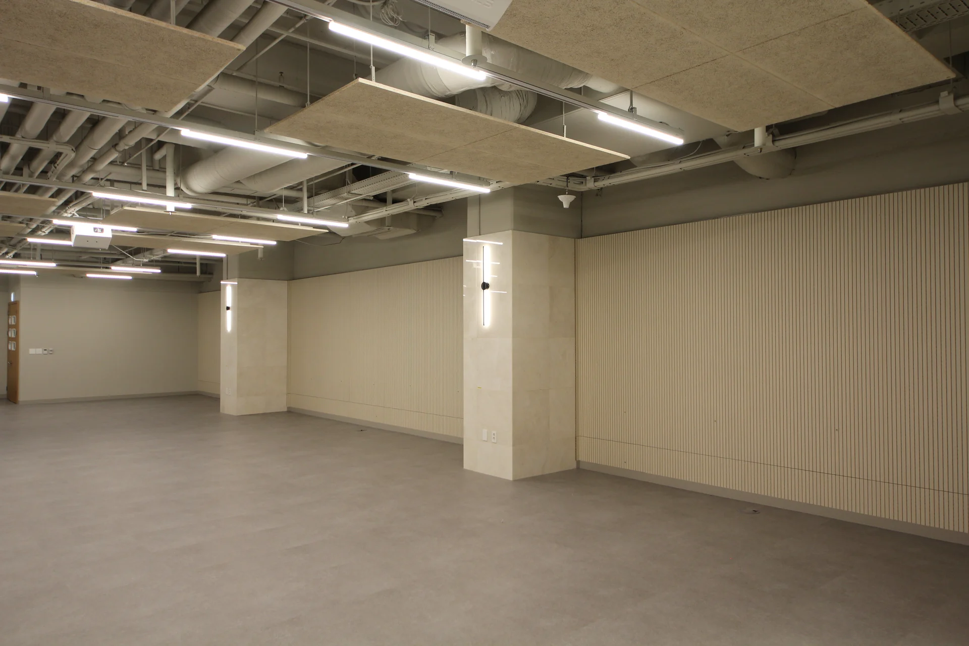 방음재를 사용한 강당