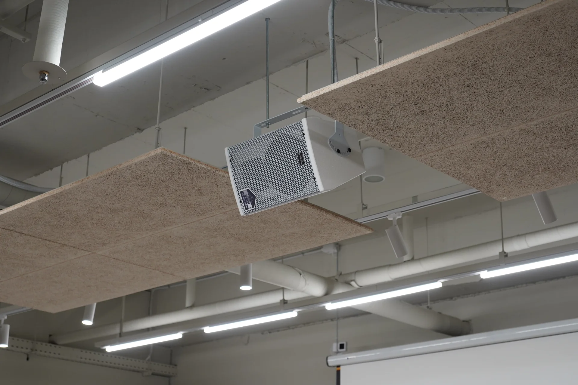 천장에 설치한 흡음 보드