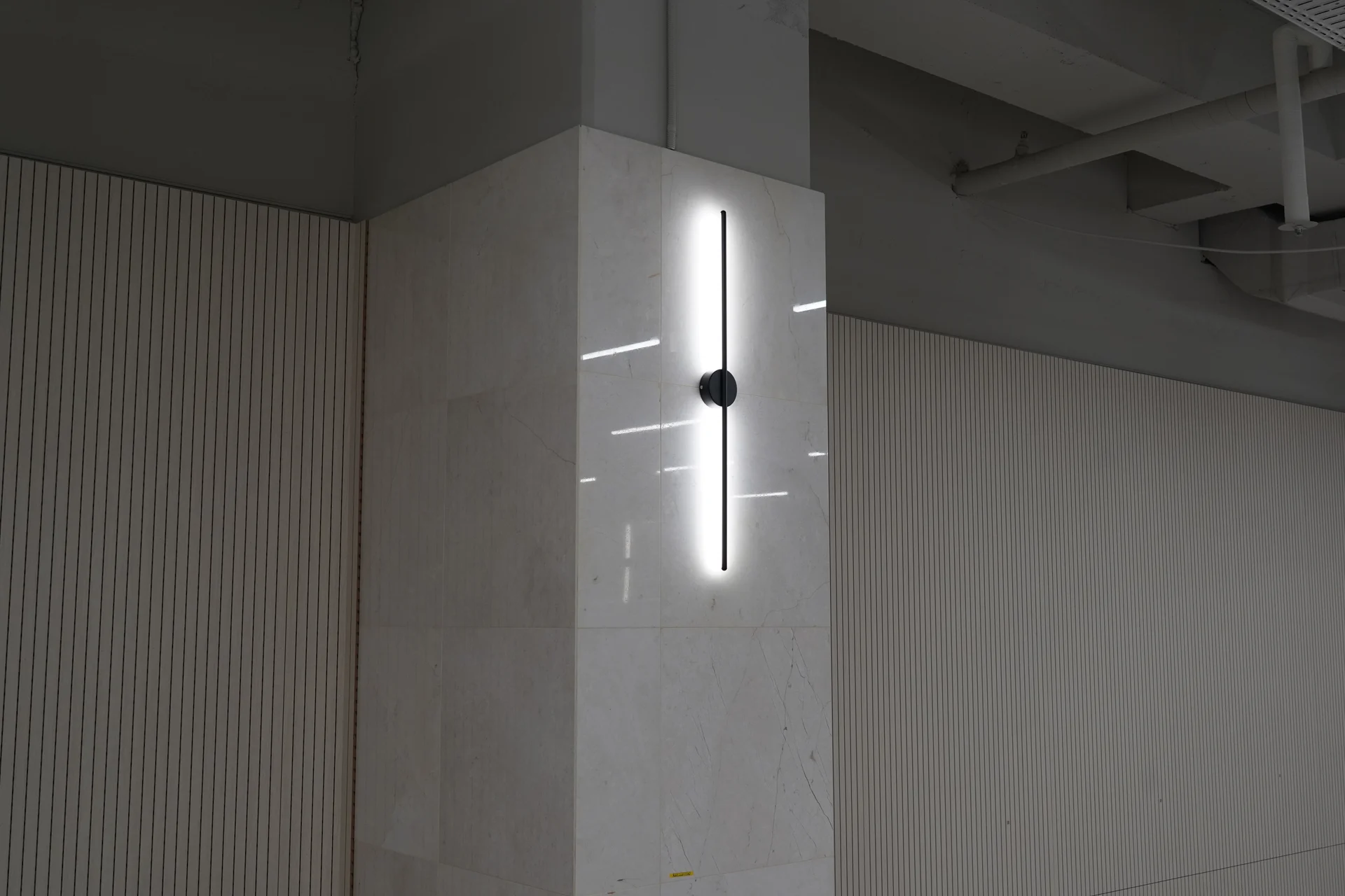 대강당의 인테리어 무드에 맞게 바뀐 시계