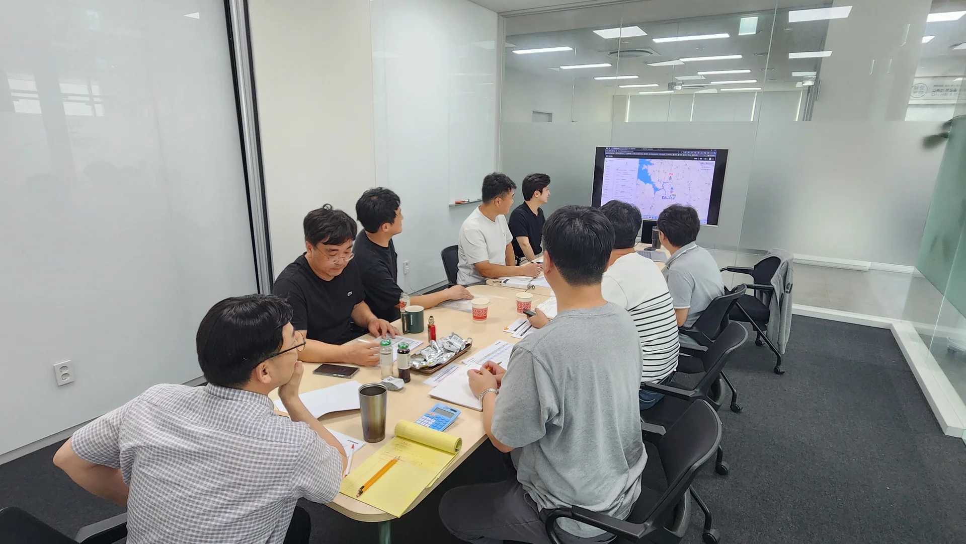 배송 계획을 점검하고 있는 교촌 물류팀 직원들