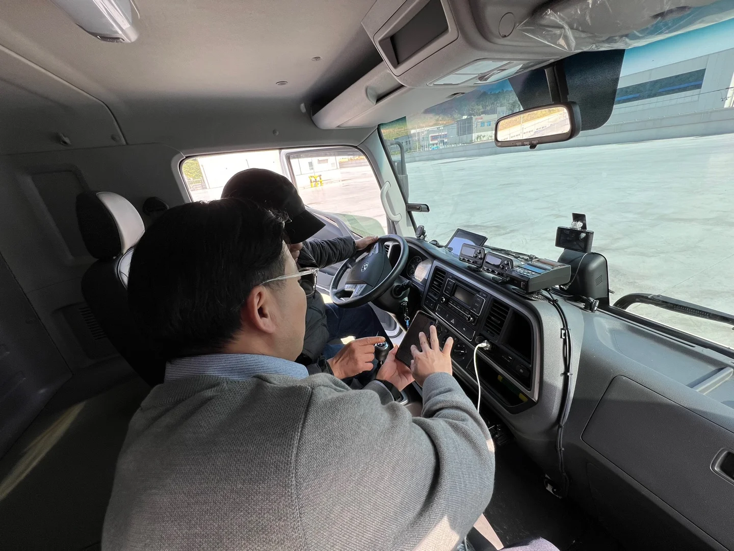 플릿튠TMS 기사앱을 교육하는 교촌에프앤비 물류 본부장