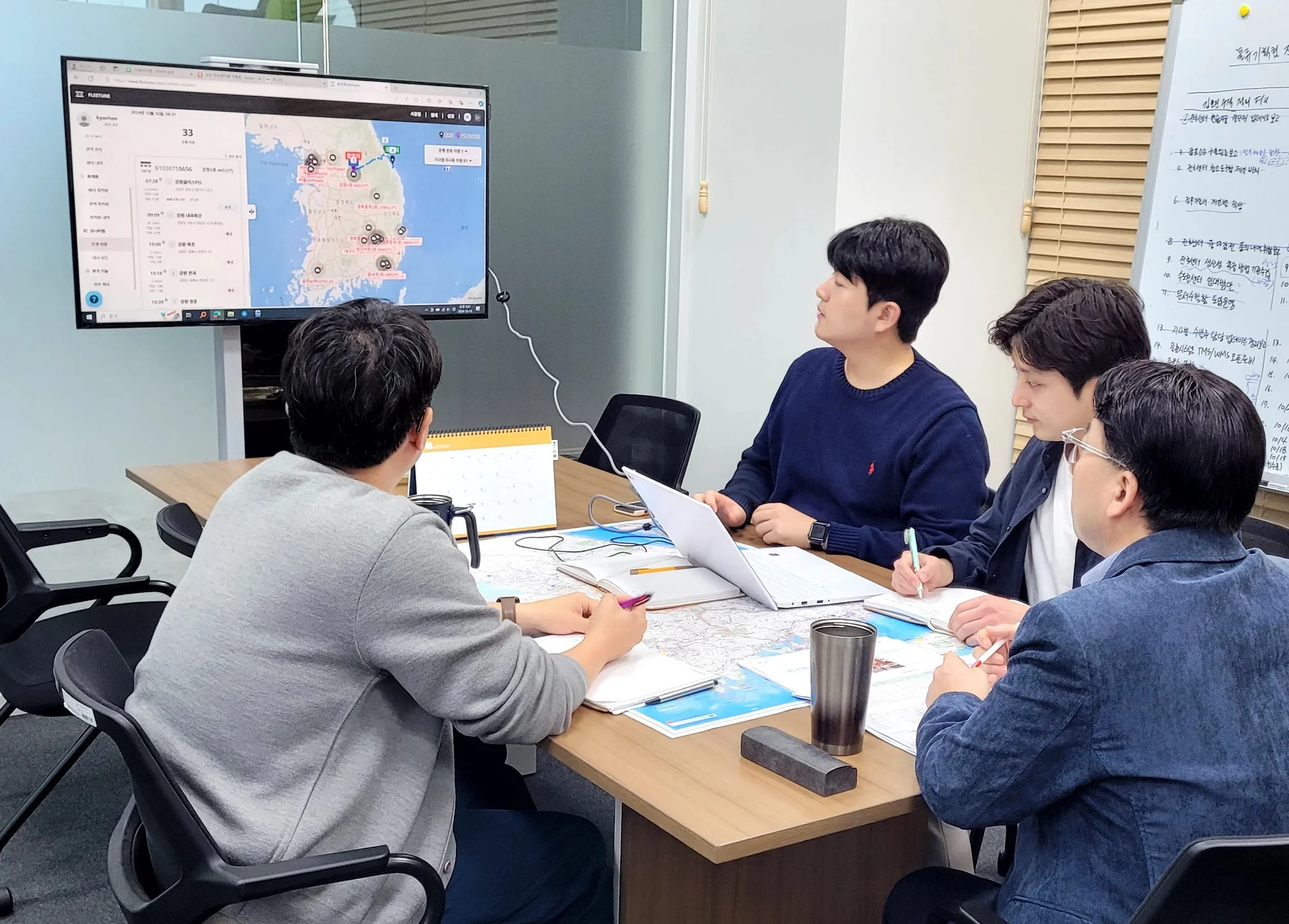 플릿튠TMS의 실시간 배송 관제를 통해 배송을 점검하는 교촌에프앤비 물류팀