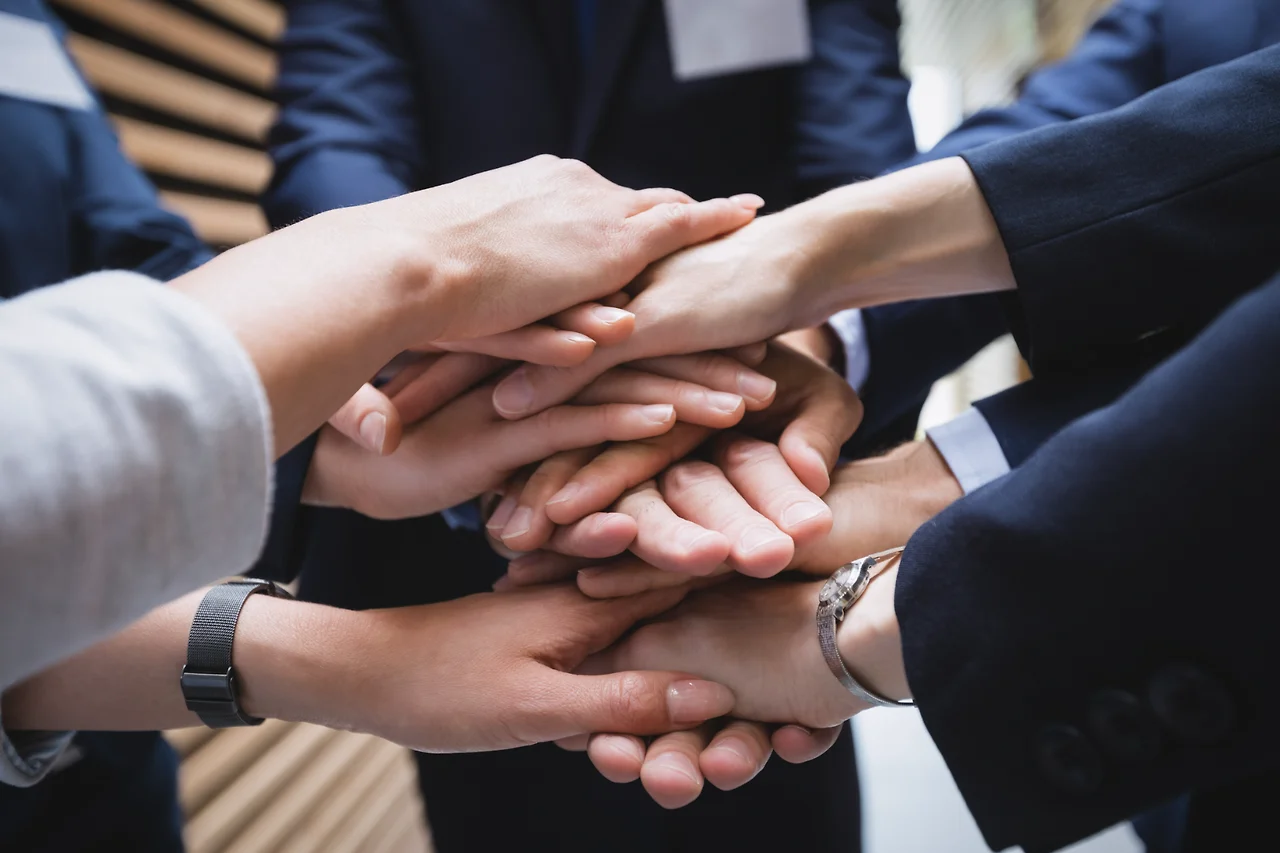 손을 포갠 사람들