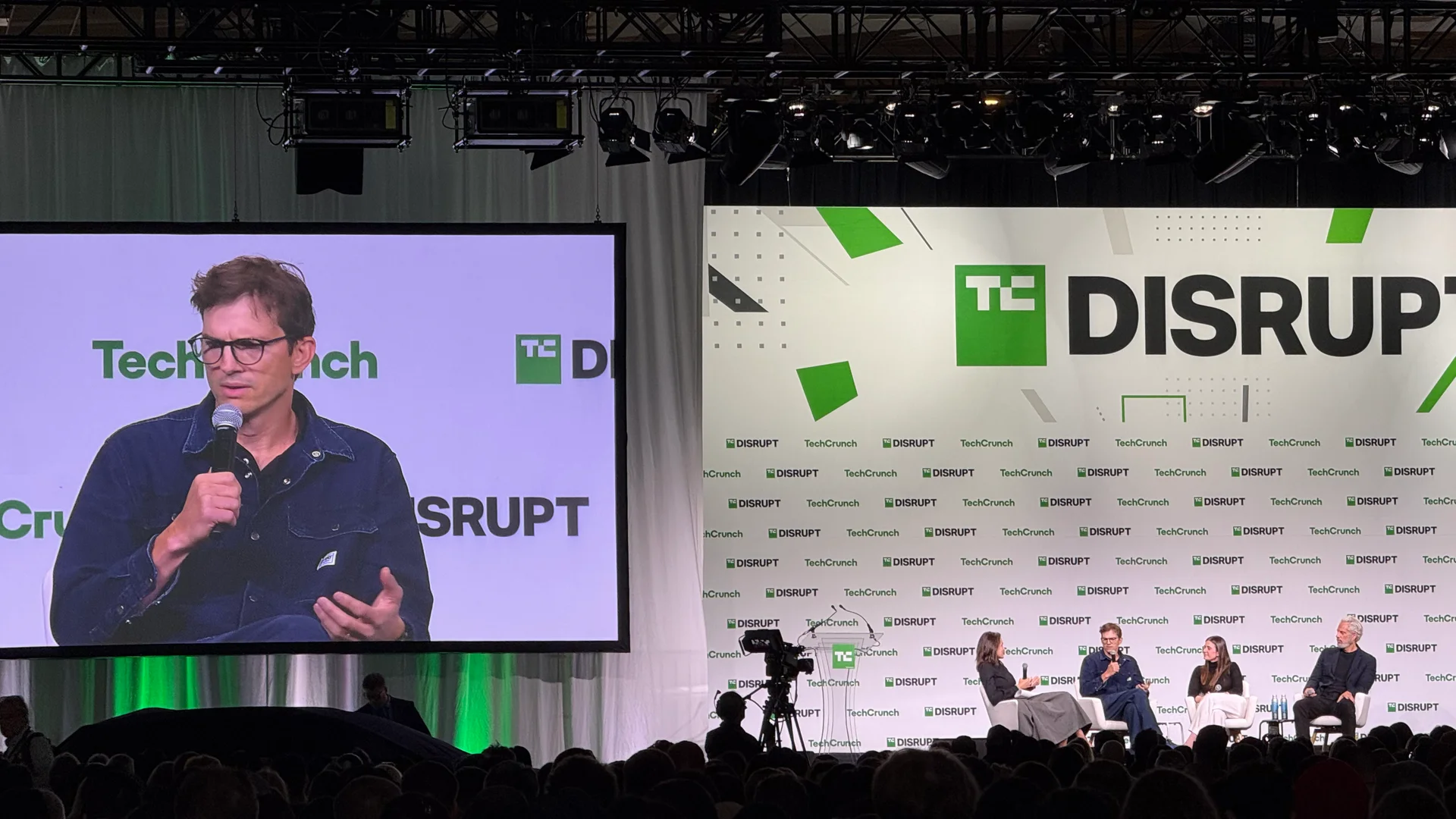 패널 토크를 진행하는 Sound Ventures 파트너이자 배우인 애슈턴 커쳐.