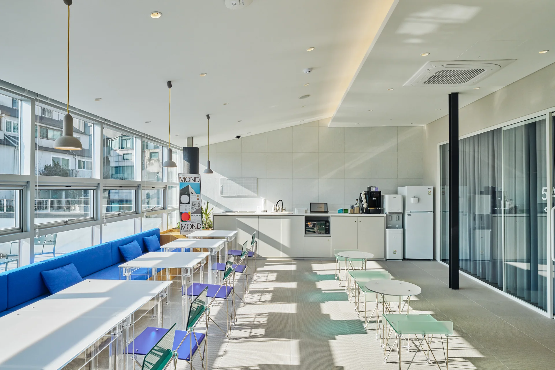 사무실 라운지 인테리어 박공 천장