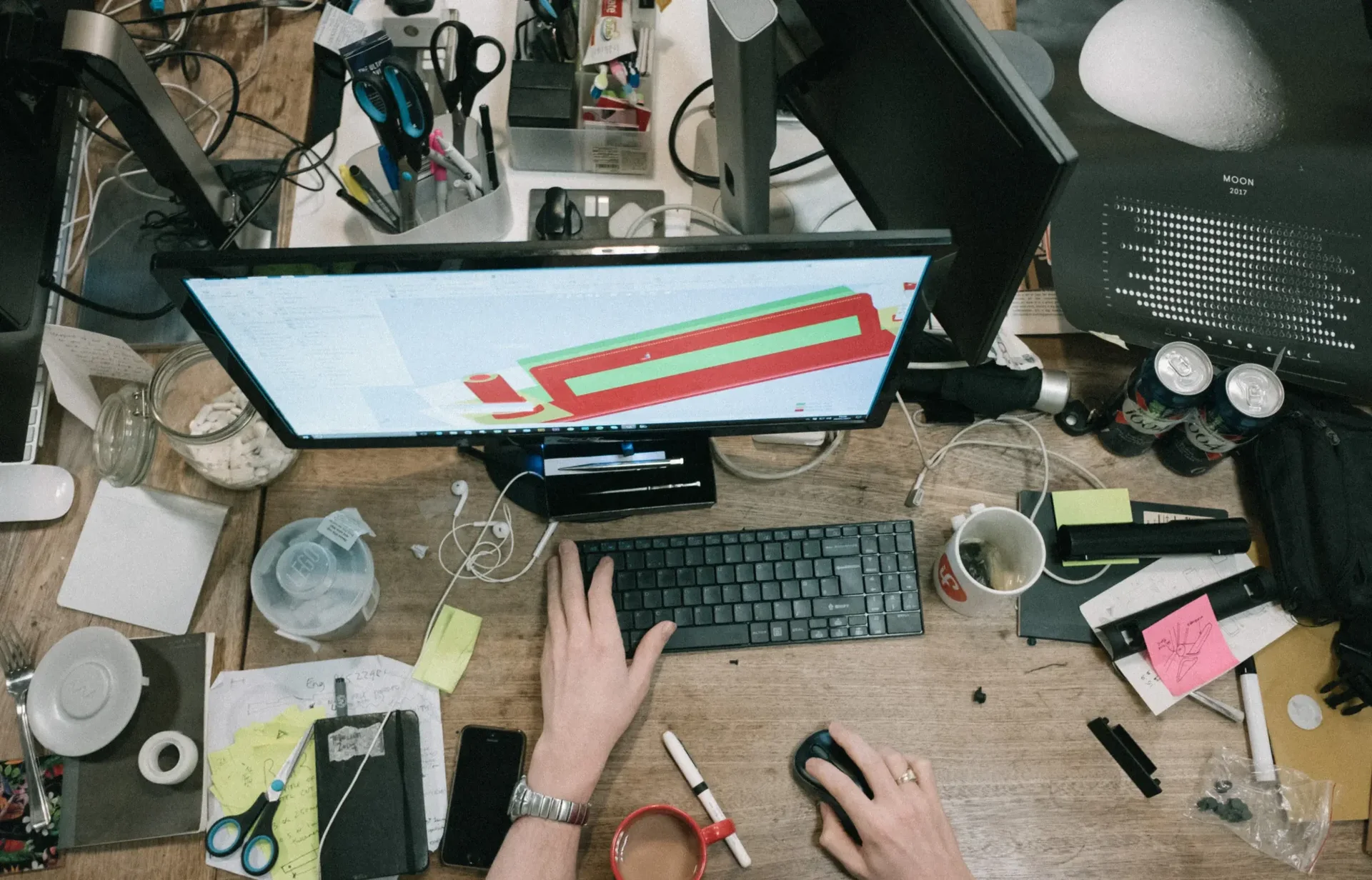 messy-table-of-busy-working-person