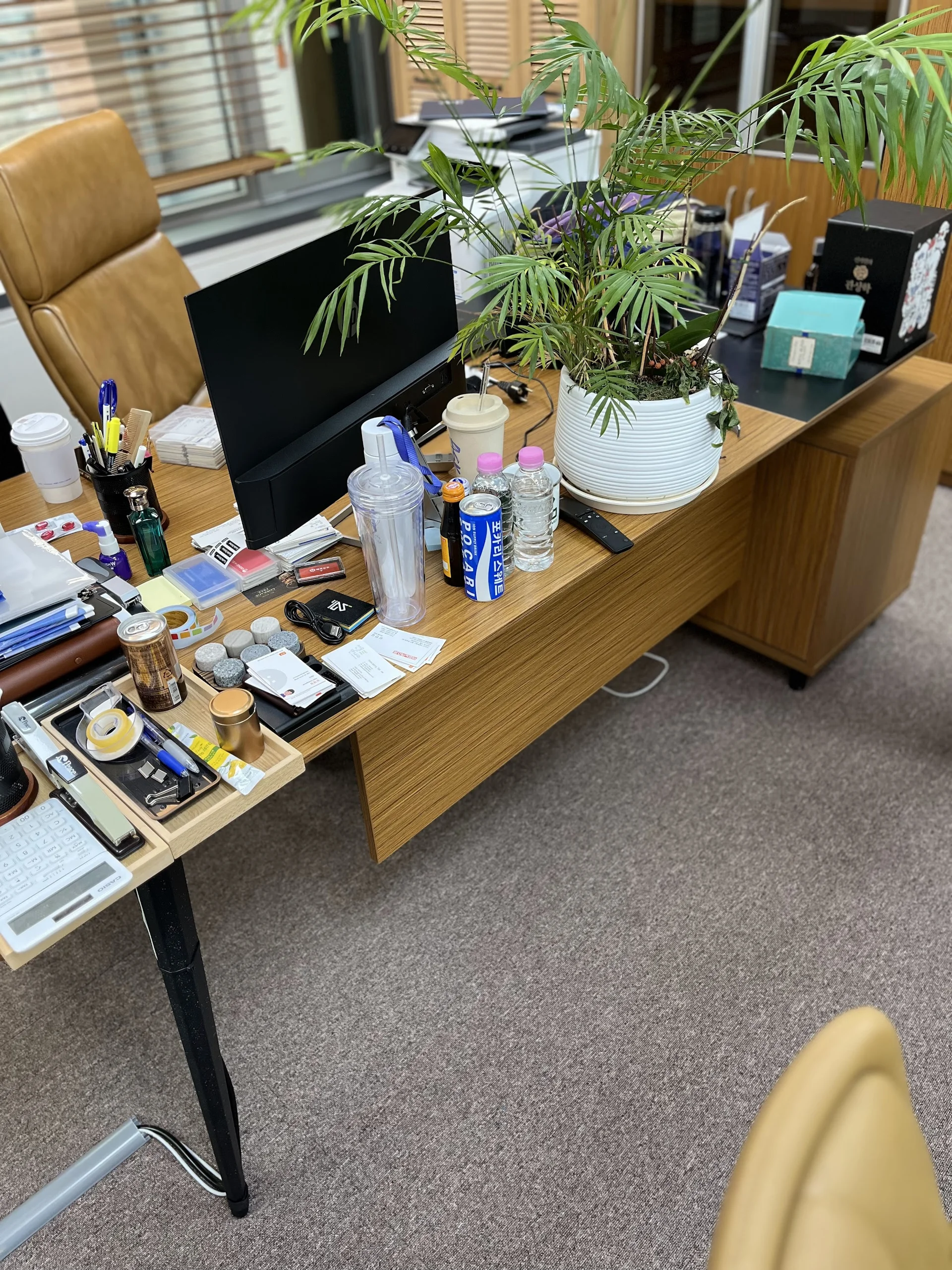 이코노미스트_인터뷰_책상