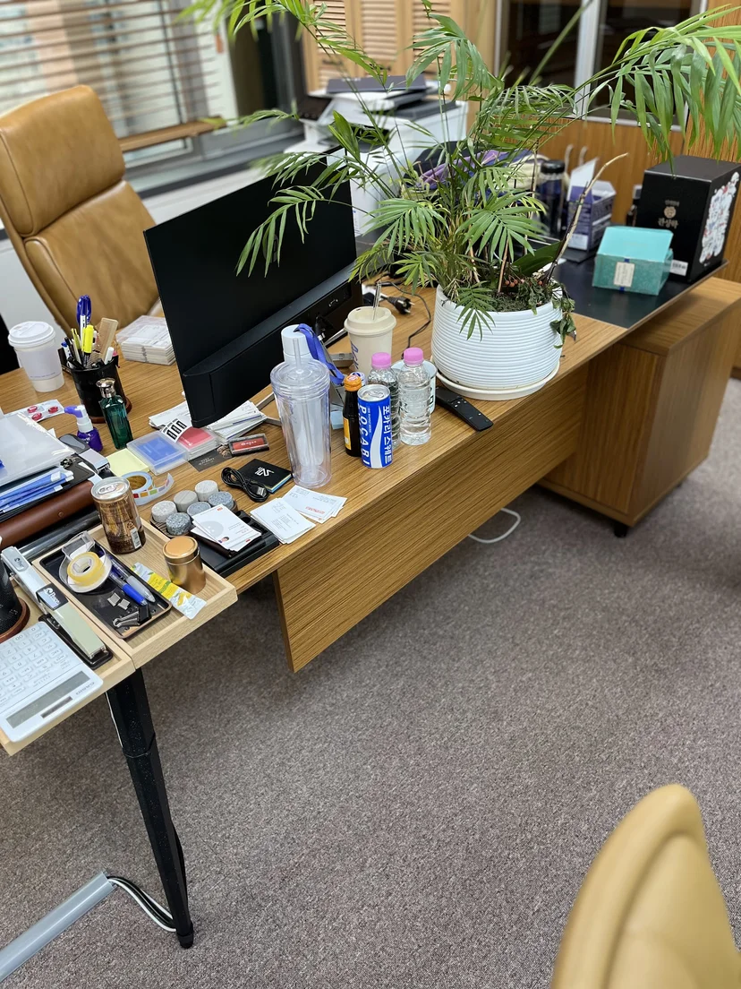 이코노미스트_인터뷰_책상