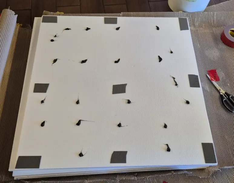 A block screen mounted without drilling