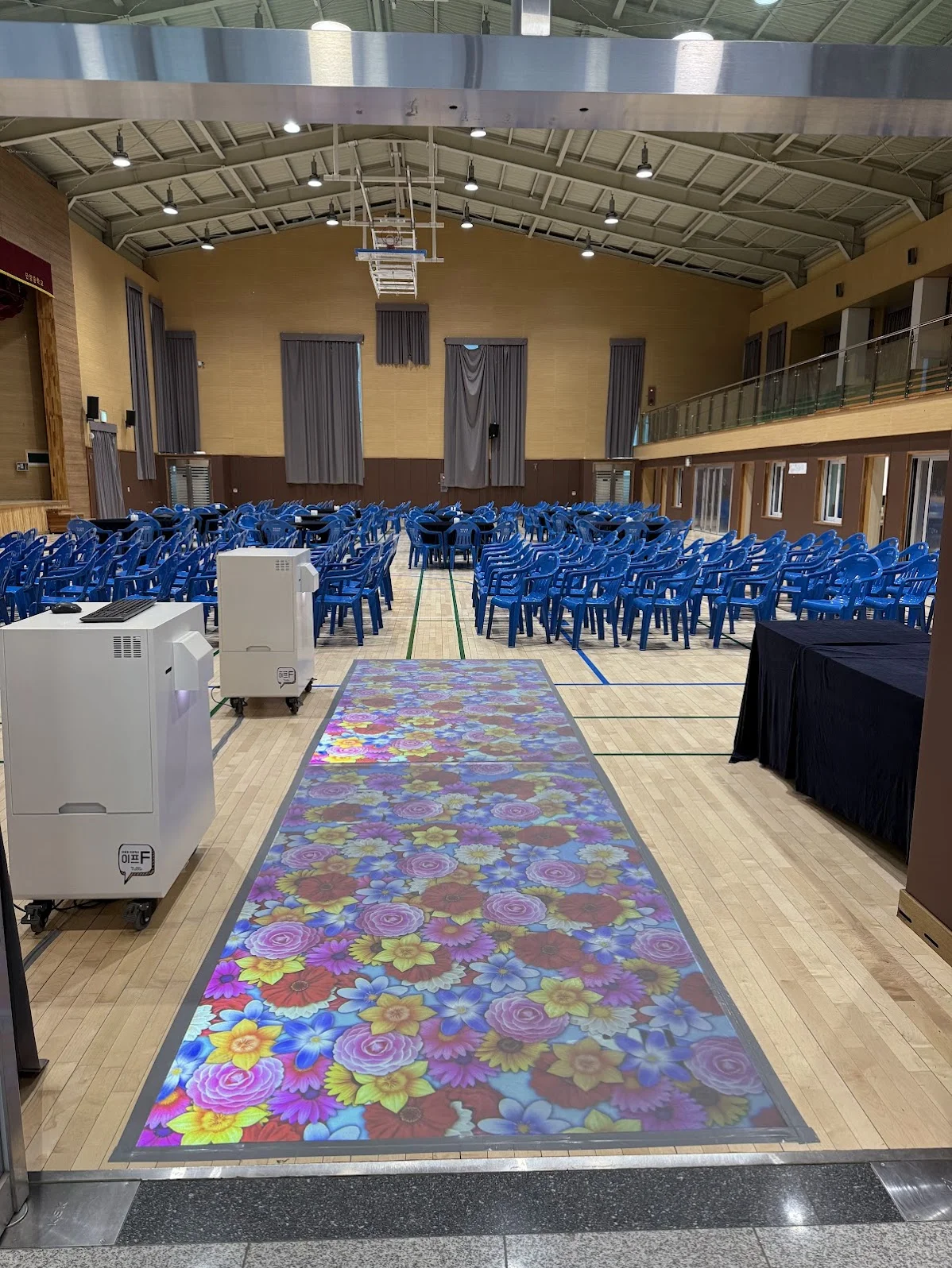 단양중학교 졸업식장에 설치된 바닥키오스크