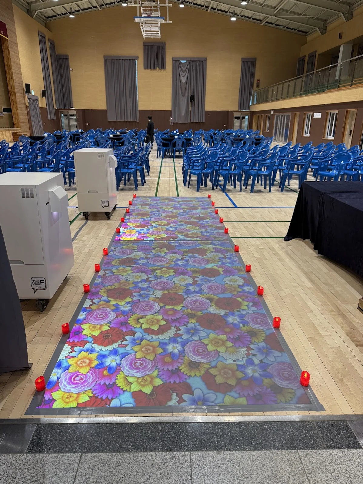 꽃길 양쪽에 함께 놓여진 촛불에 축하의 의미를 담습니다.