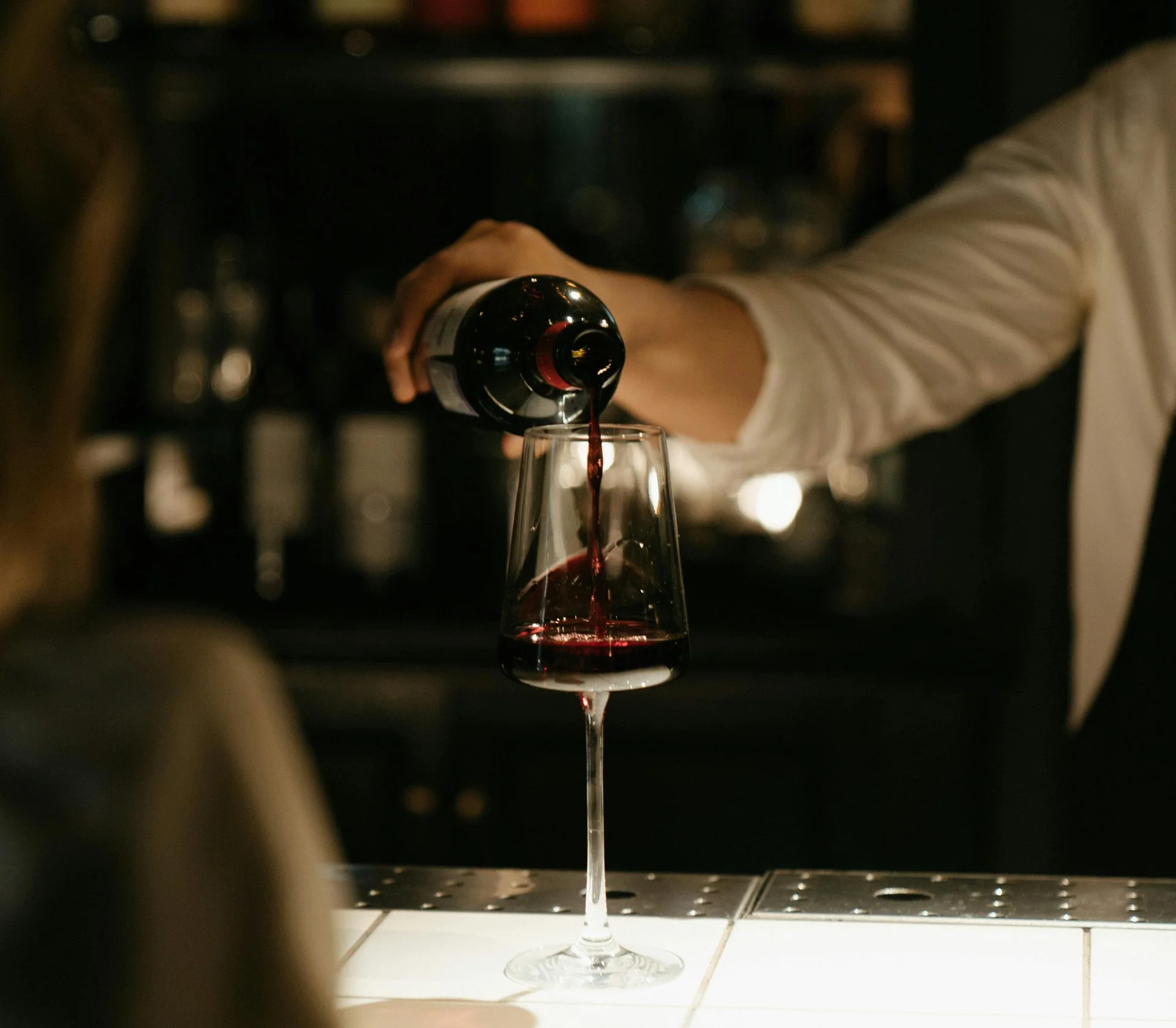 칵테일바에서 고객에게 음료를 제공하는 바텐더