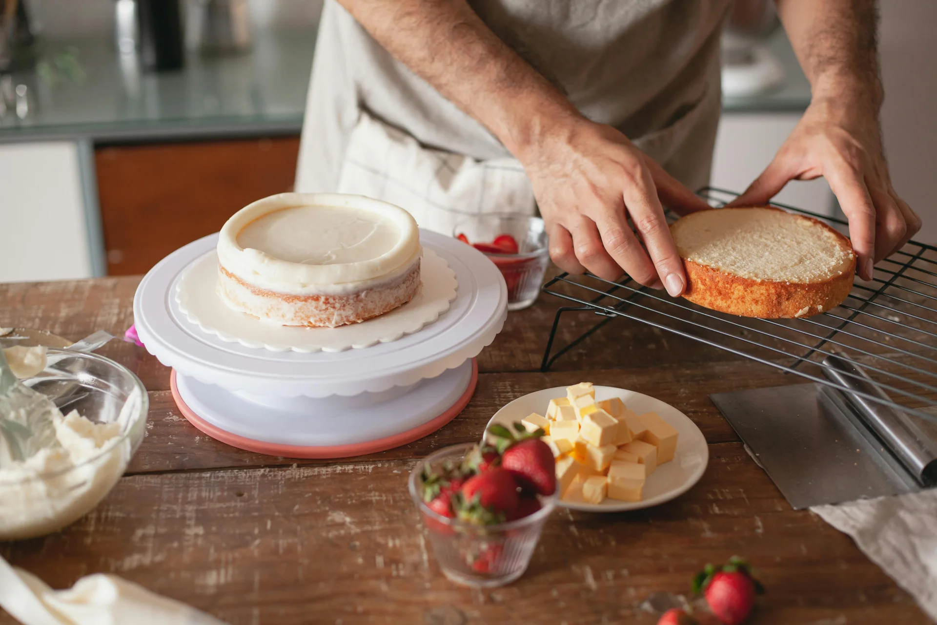 건강한 강아지 다이어트 간식을 준비하는 장면