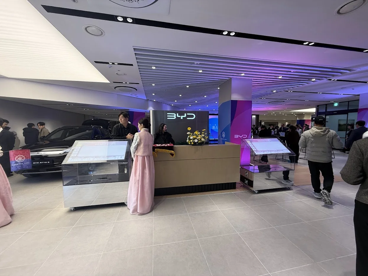 전시장 입구에 설치된 2대의 전자 방명록