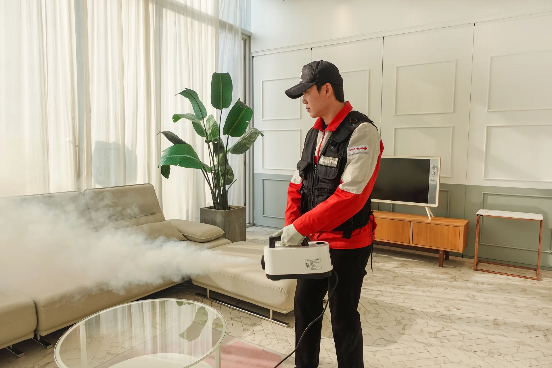 전문방역업체 연무소독 장면