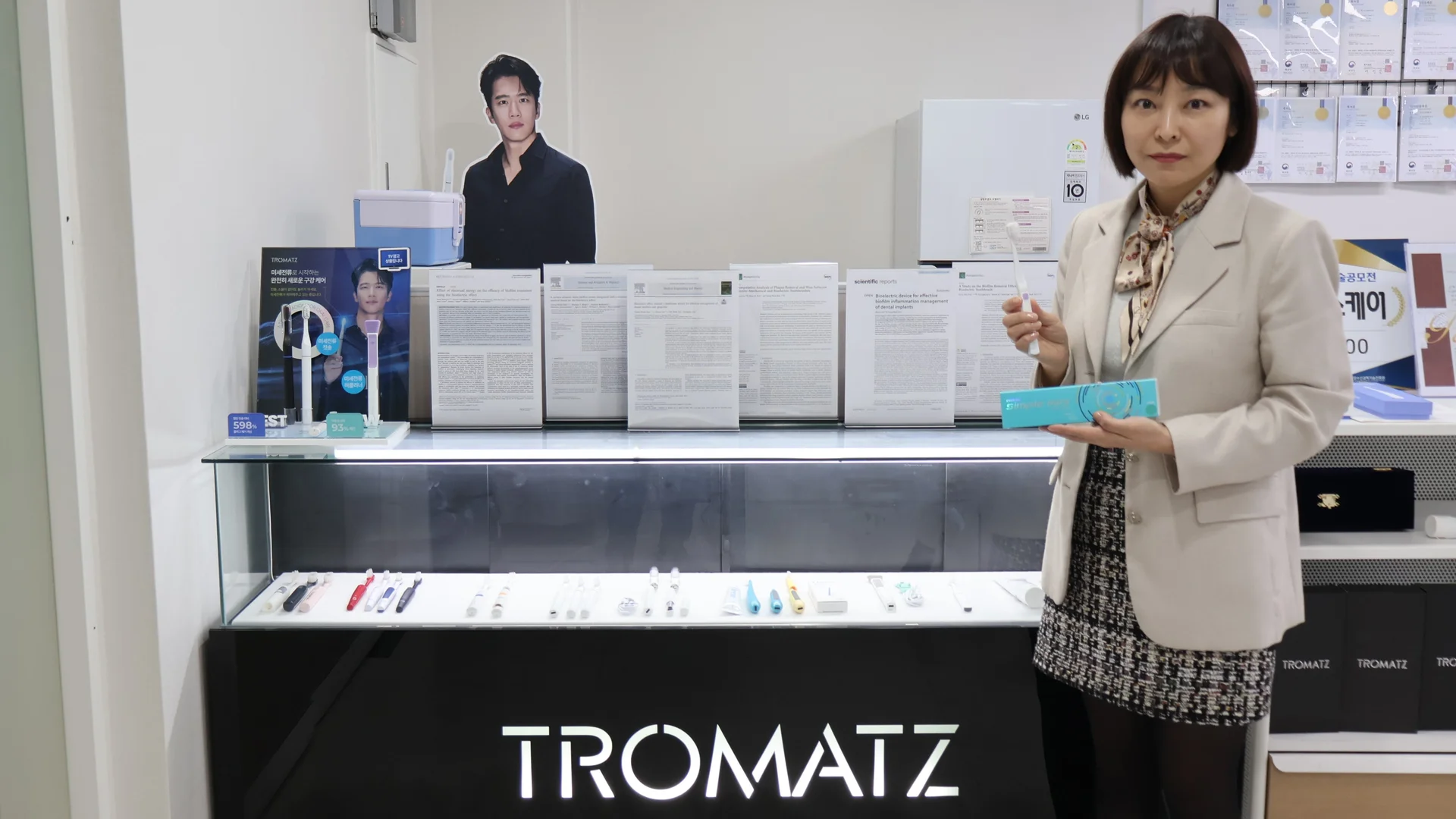 칫솔을 들고 있는 김영실 이사