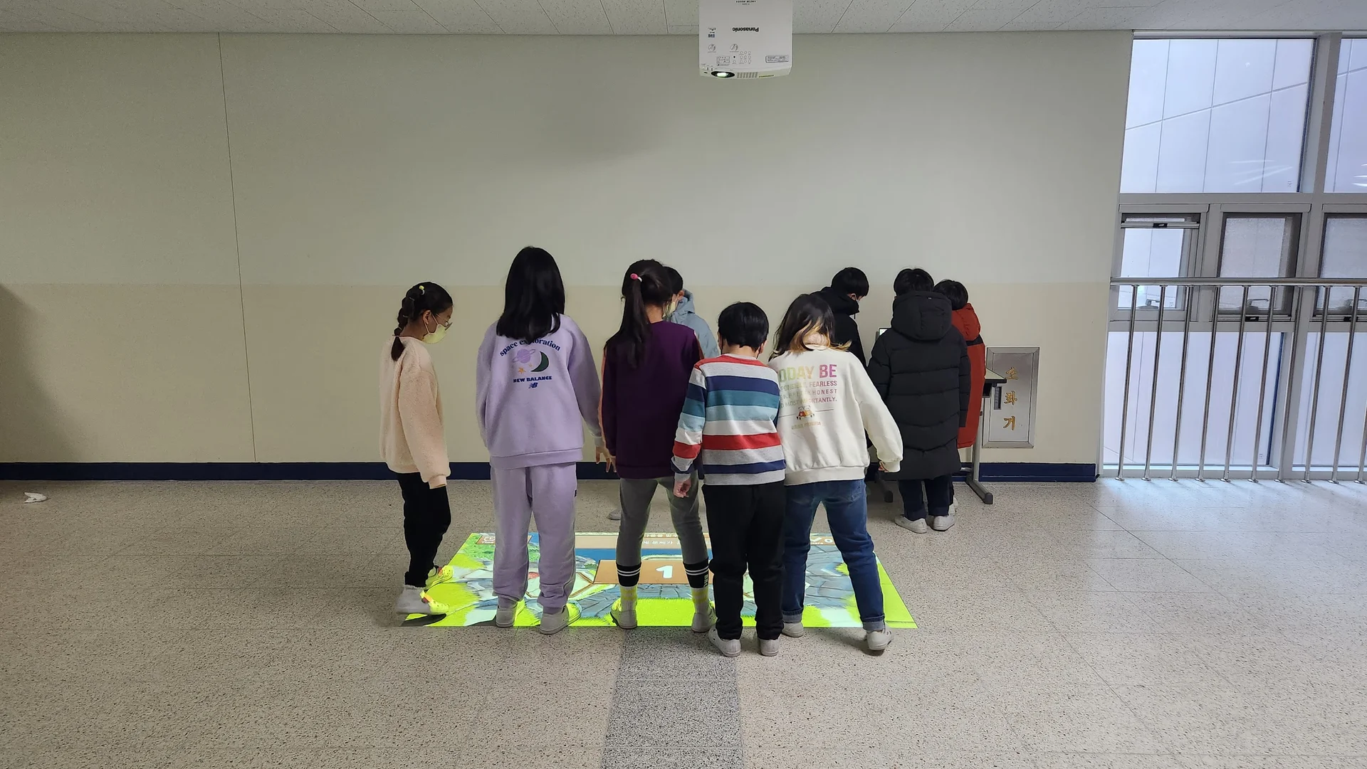 복도에 탄생한 바닥 스크린