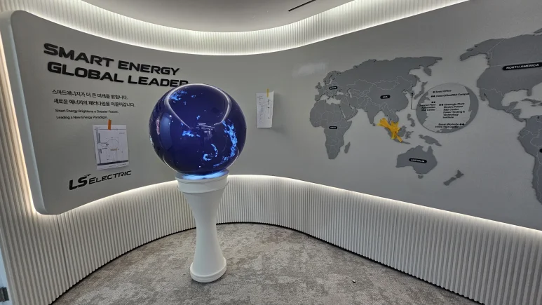 LS 홍보관에 구축된 설치형 디지털 지구본