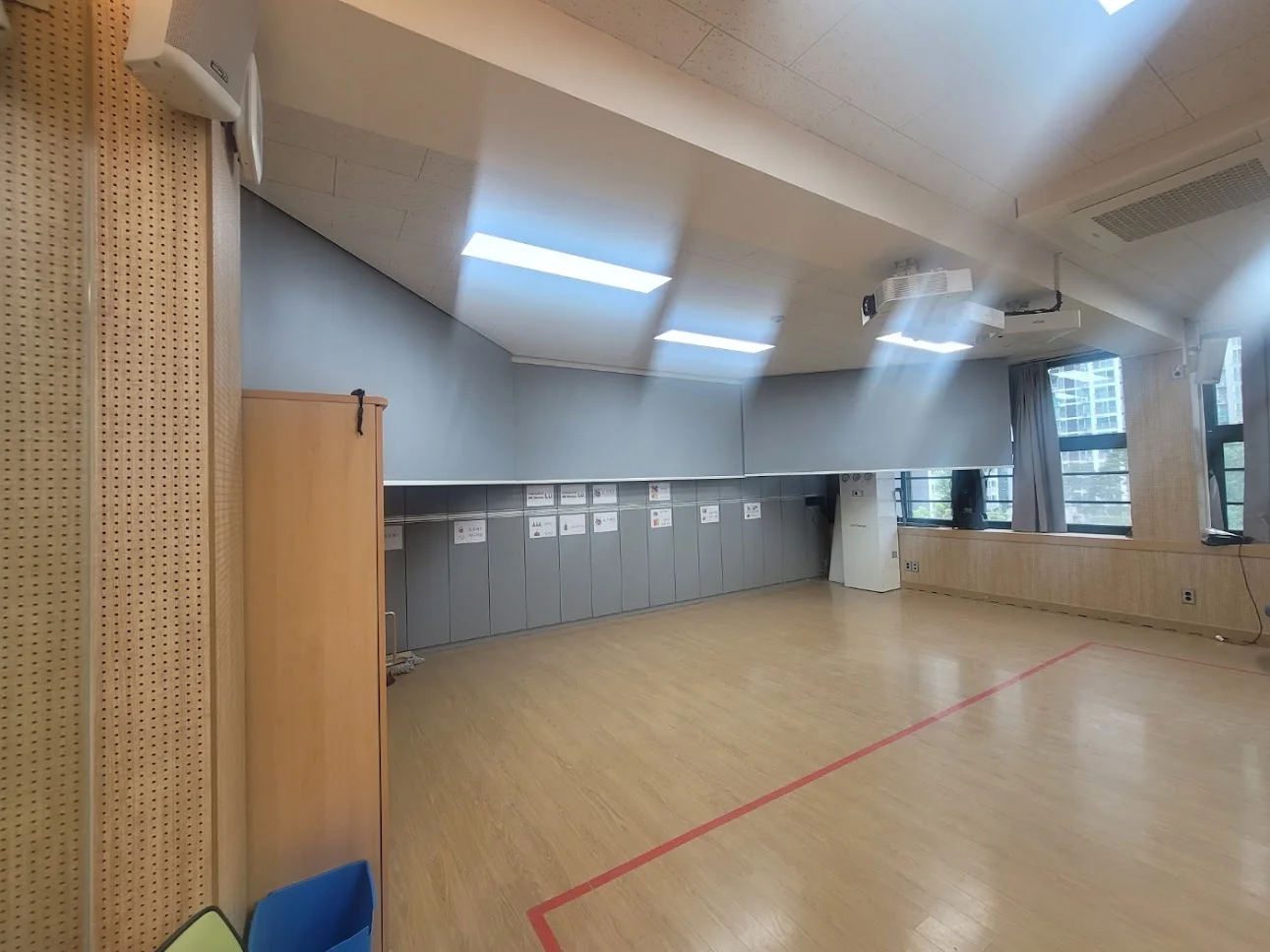 상/하 이동이 가능한 3면의 몰입형 프로젝션 맵핑