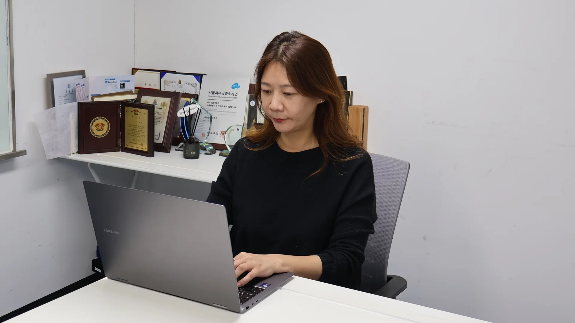 업무를 보고 있는 이지태스크 전혜진 대표