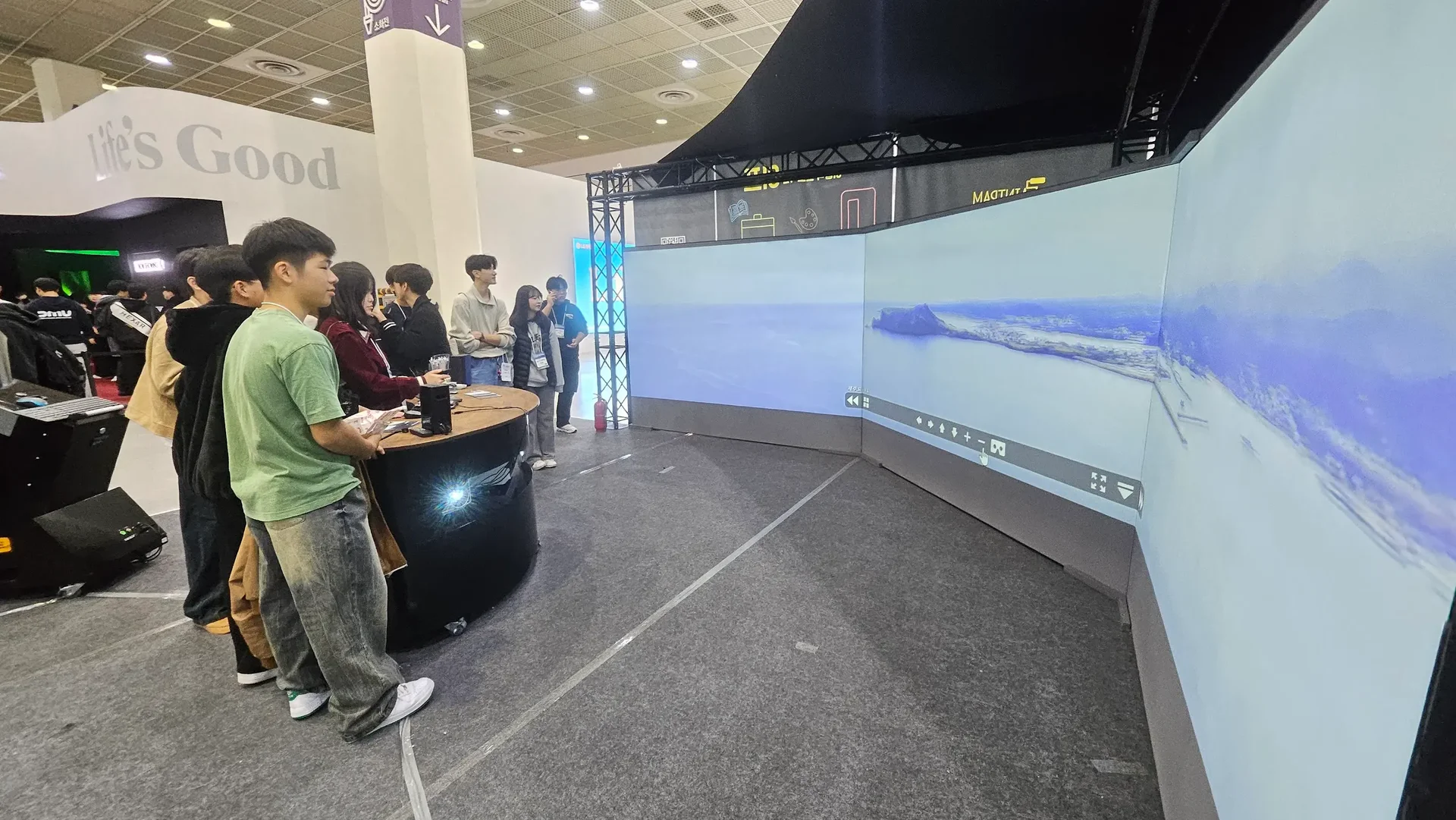 밝은 전시장에서도 선명한 영상을 구현할 수 있다.