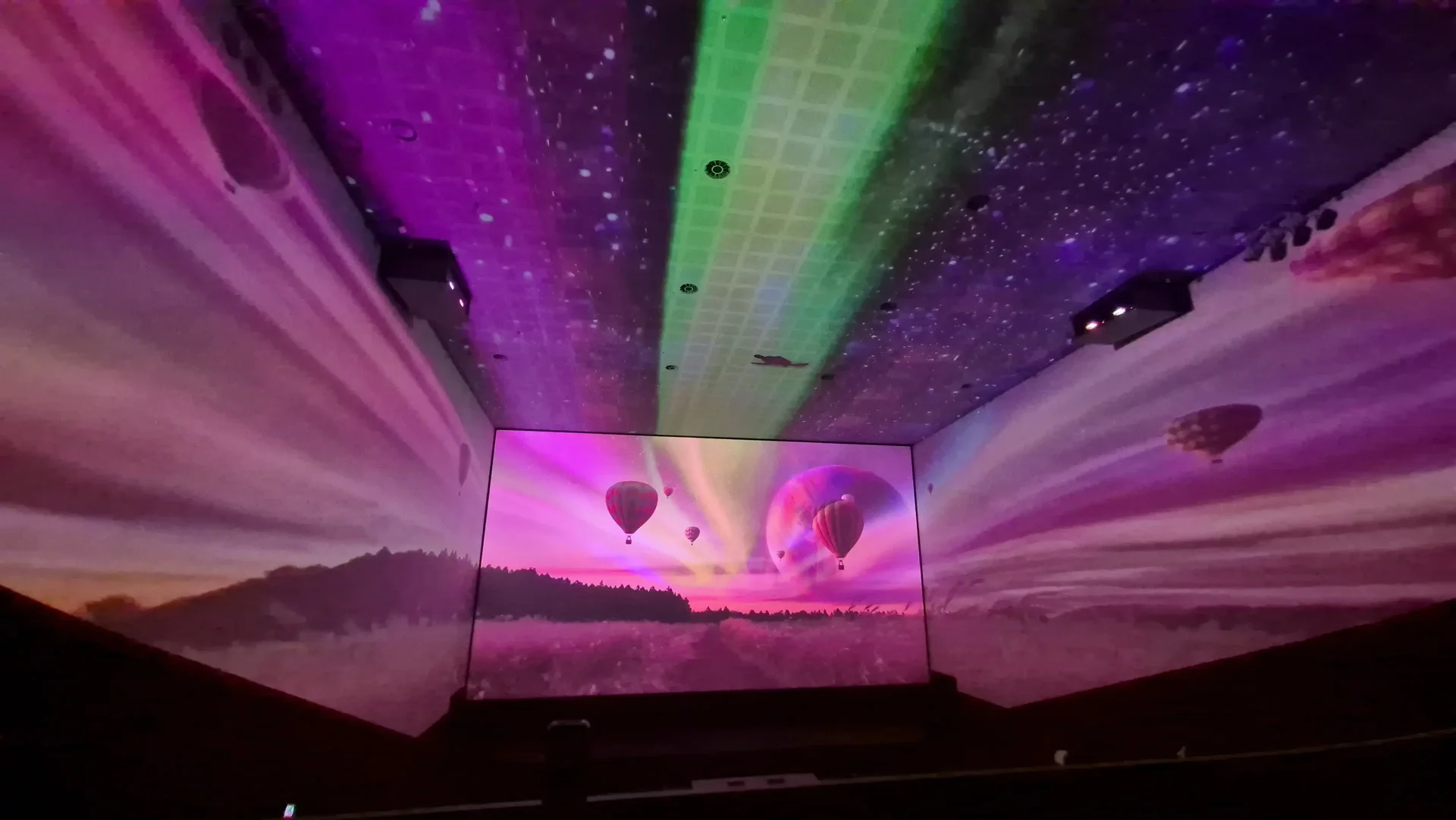 CGV4dX에 설치된 페인트팜의 벽체용 스크린 페인트