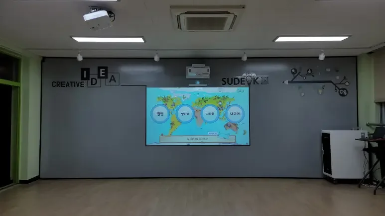 벽체용, 메모용 스크린 페인트로 만들어진 학교 벽면의 공간