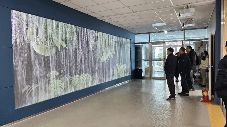 일상에서 접하는 스크린페인트로 만든 몰입형 미디어 월