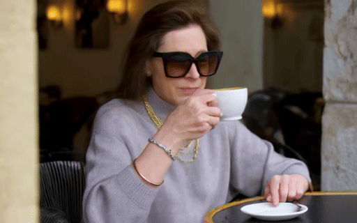 유럽의 카페에서 선글라스를 쓰고 커피를 마시는 할머니