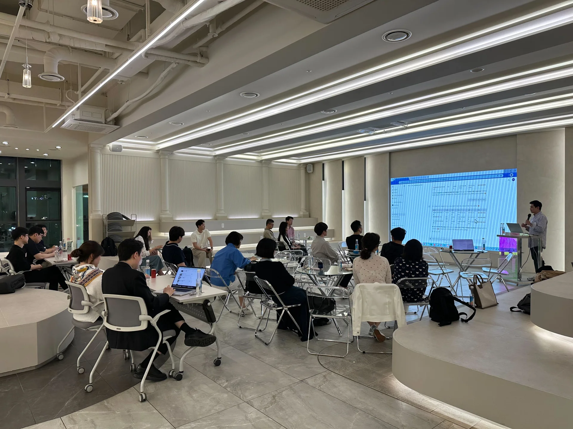 TEXTNET 고경민 대표가 대규모 언어모델(LLM)에 대해 강연하는 모습