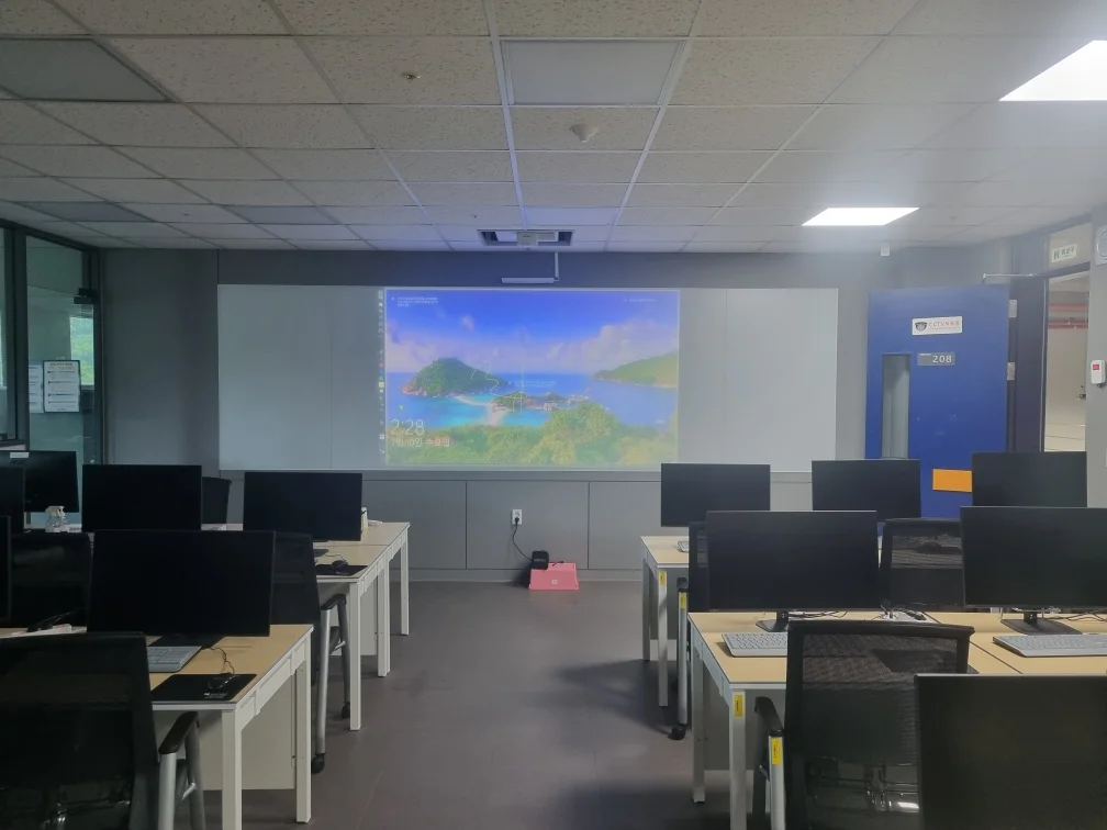 선명도와 해상도가 많이 떨어지는 프로젝션