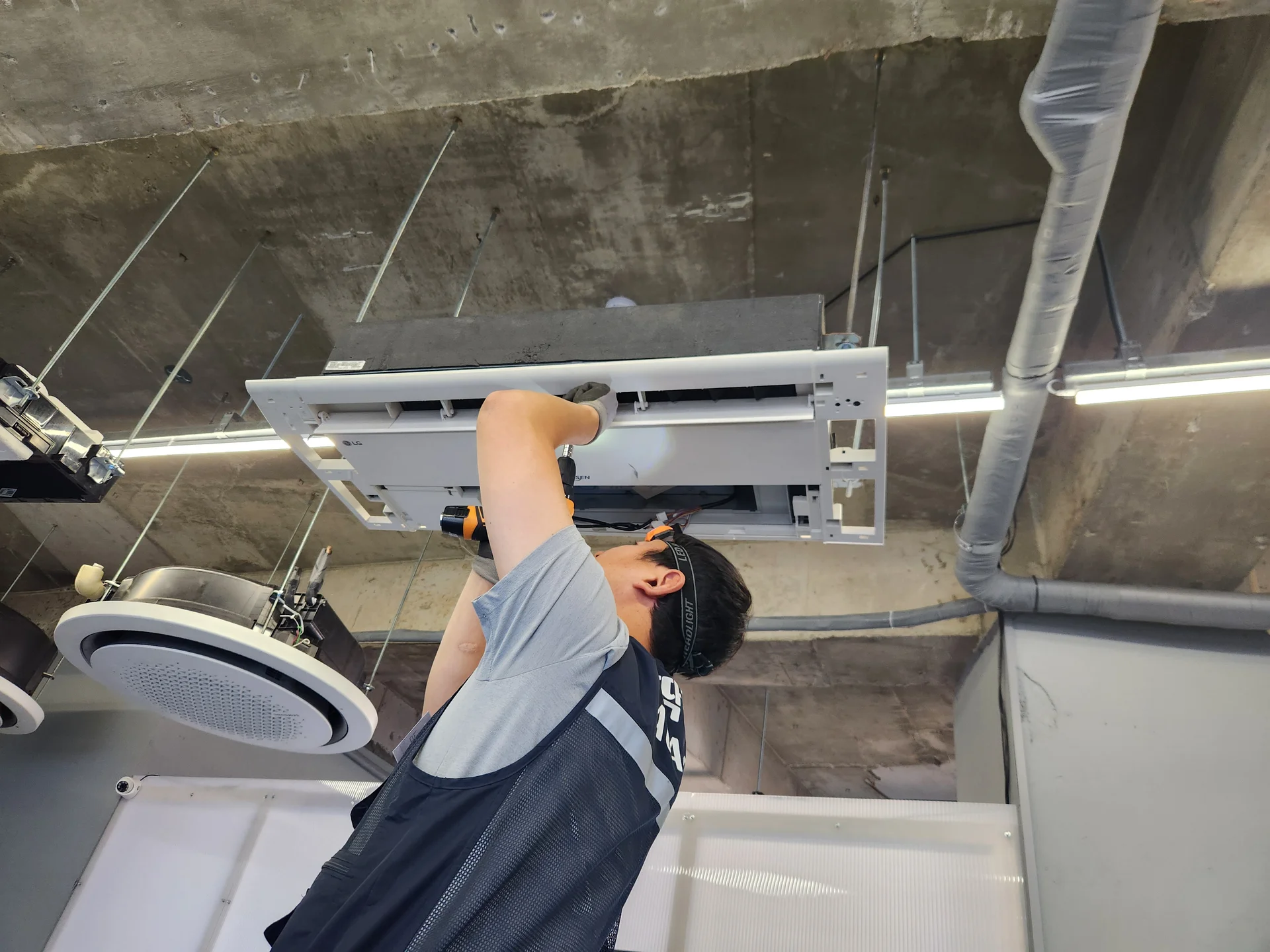 에어컨을 해체하고 있는 남성