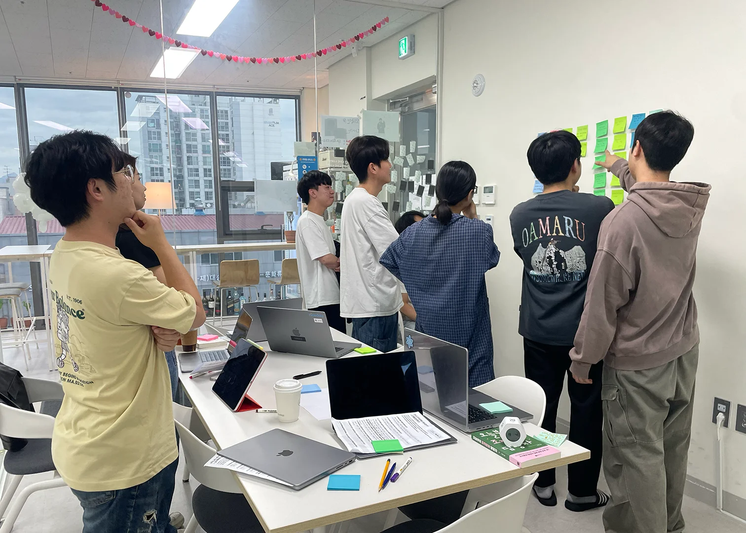 연출된 BTF 동료들의 사진