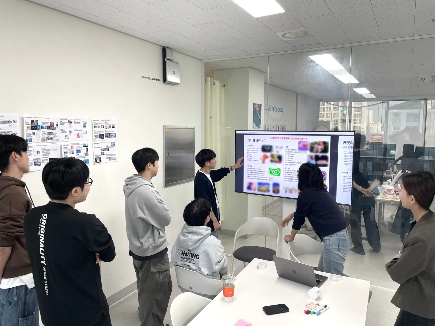 구성원들이 각자의 비전보드를 공유하는 이미지