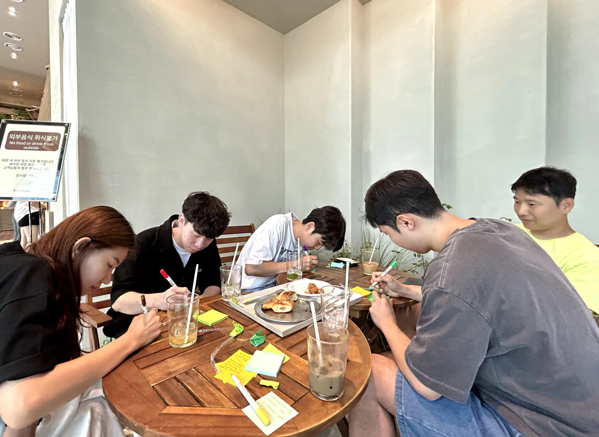 한 달간의 활동을 되돌아보며 회고를 하는 구성원들